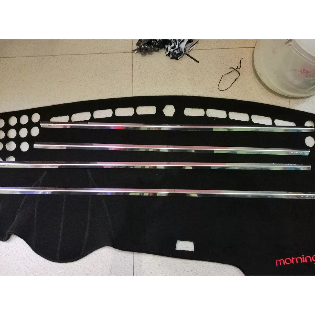 Nẹp viền chân kính Toyota innova 2005-2015