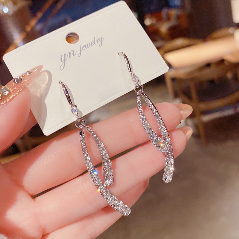 Khuyên Tai Đính Đá Thiết Kế Sang Trọng