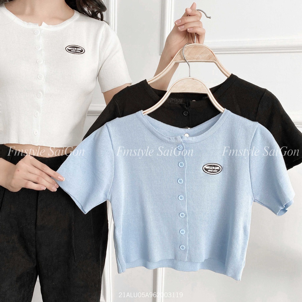 Áo len nữ tay ngắn gài nút mác thêu, áo croptop cộc tay kiểu dáng ulzzang Hàn Quốc Fmstyle Saigon 21ALU05A962003 | BigBuy360 - bigbuy360.vn