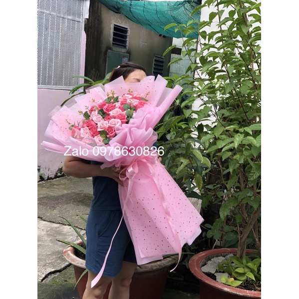 Hoa sáp thơm bó 50 bông phối lá Mimosa, lưới ánh sao bó siêu to, siêu dài.