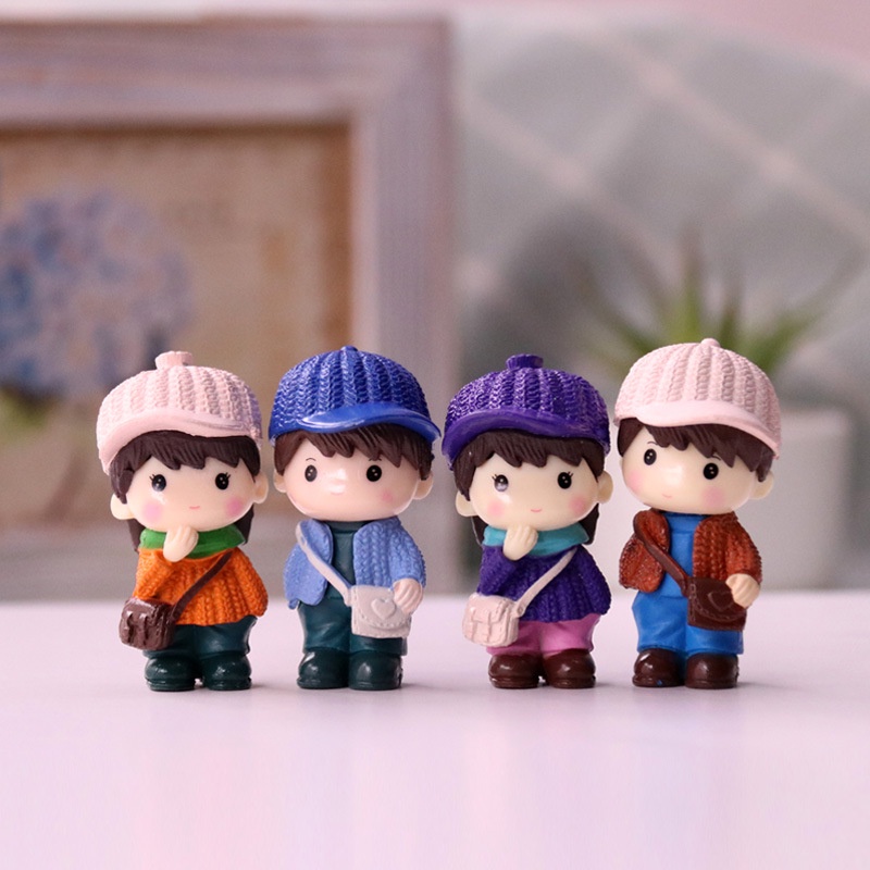 Mô Hình Tiểu Cảnh Trang Trí Ô Tô Bàn Làm Việc Cặp Đôi Học Sinh Đội Mũ Len Dễ Thương - Phụ Kiện Decor Xe Hơi Hitechlife