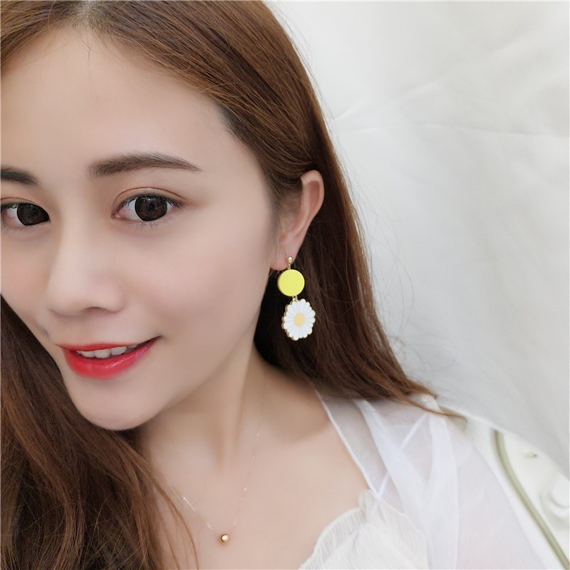 Bông tai hoa cúc hoạ mi thiết kế tạo điểm nhấn