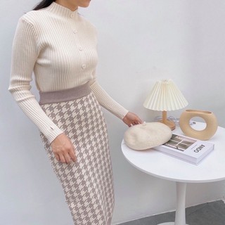 Chân váy len dày dài qua gối kẻ