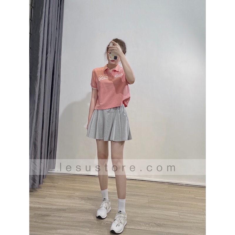 ẢNH TỰ CHỤP Áo polo lửng thêu chữ tay ngắn | BigBuy360 - bigbuy360.vn