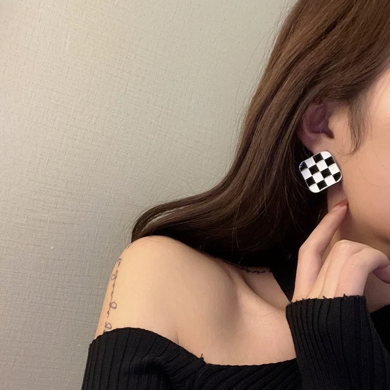 Bông Tai Mạ Bạc 925 Hình Vuông Kẻ Sọc Caro Trắng Đen Cá Tính Thời Trang