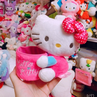 Kitty ôm ống cắm bút