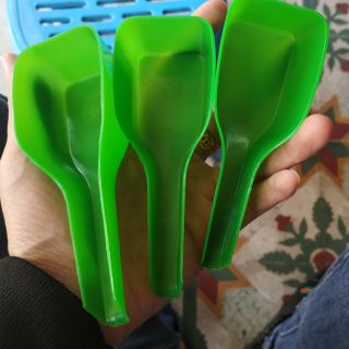 Muỗng múc sâu, bột, cám vào hủ thức ăn chim