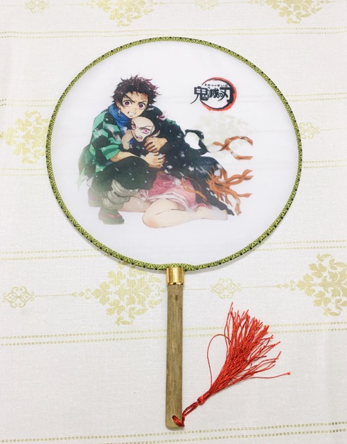 Quạt kimetsu no yaiba cán gỗ vải lụa phong cách Nhật bản