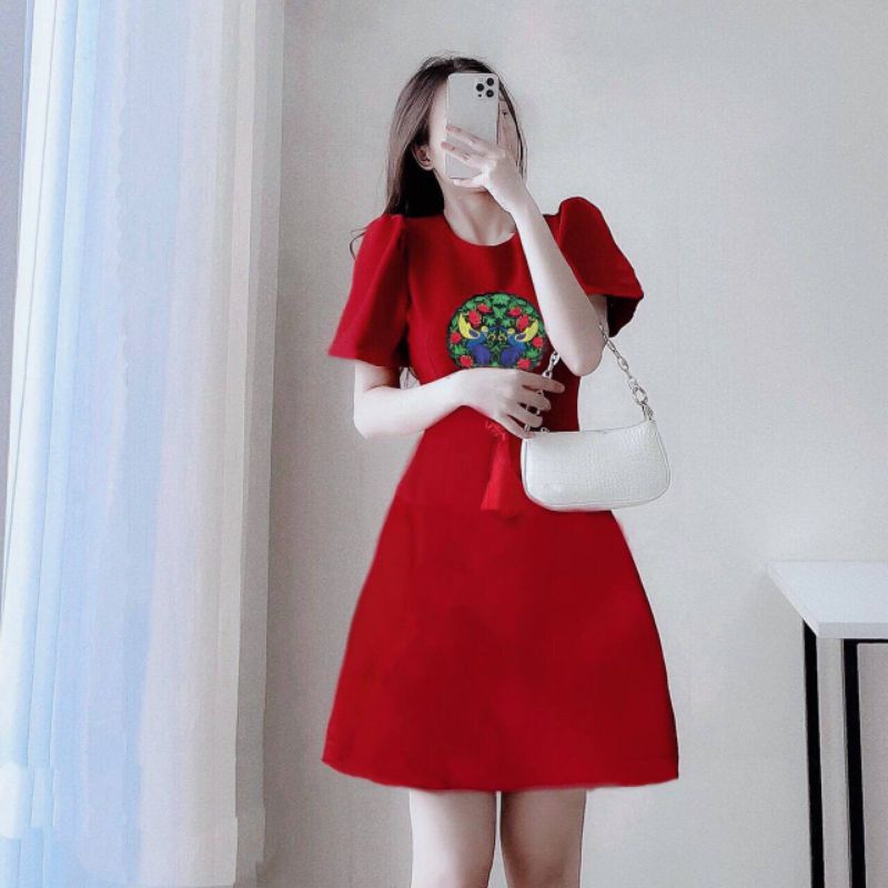 đầm đỏ thêu đắp xèo