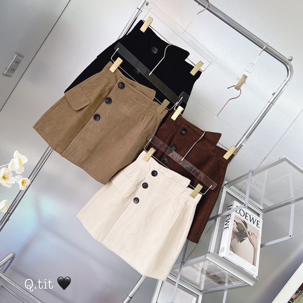 Chân váy nhung chữ A, đính 3 khuy lưng cao, có lót quần bên trong