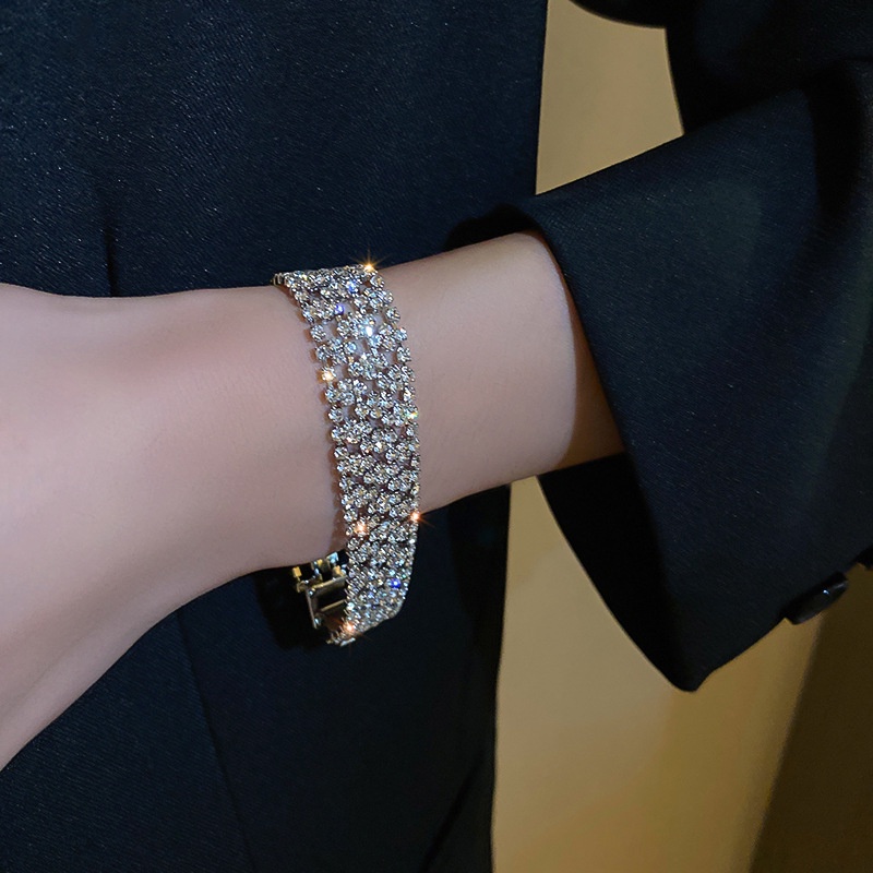 Vòng Tay Bản Rộng Đính Đá Lấp Lánh Thời Trang Cho Nữ