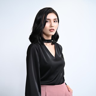 Áo sơ mi đen nữ Iberis MAIIMR cổ V chocker