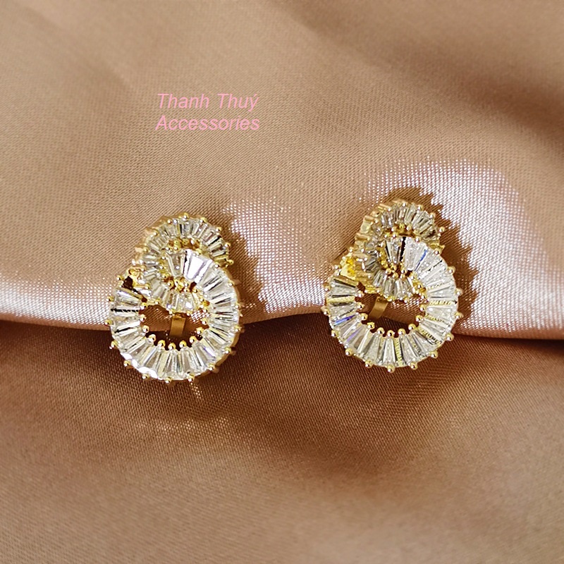 Bông tai nữ nhẫn tròn khảm đá phù hợp xu hướng thời trang