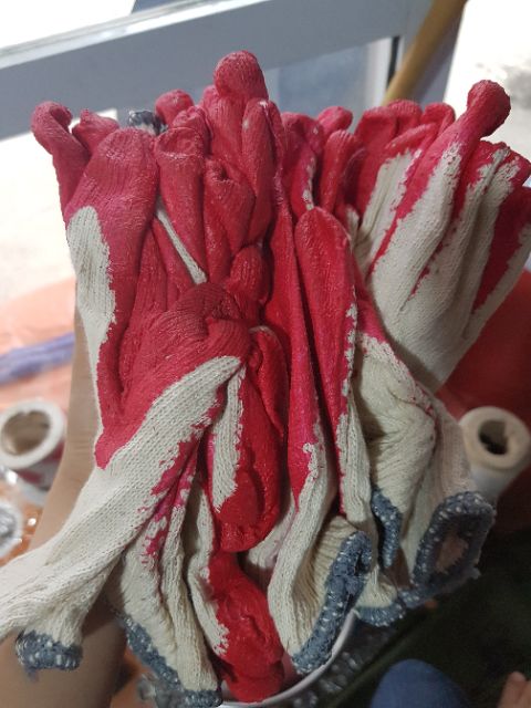 Găng tay sơn đỏ