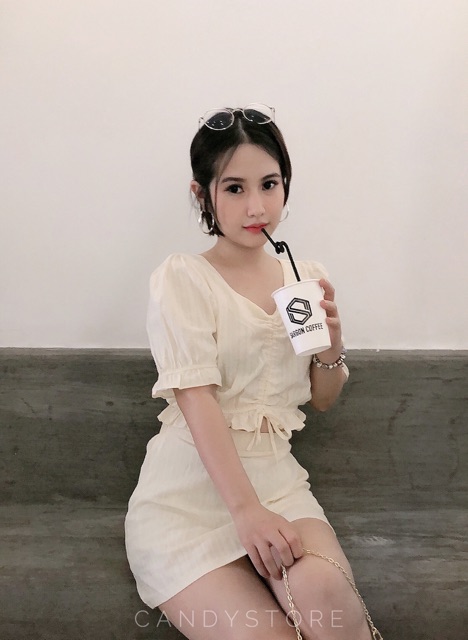 Set áo và chân váy xô ren cùng màu