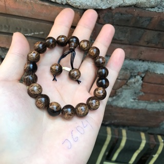 Trầm hương thiên nhiên sánh chìm
