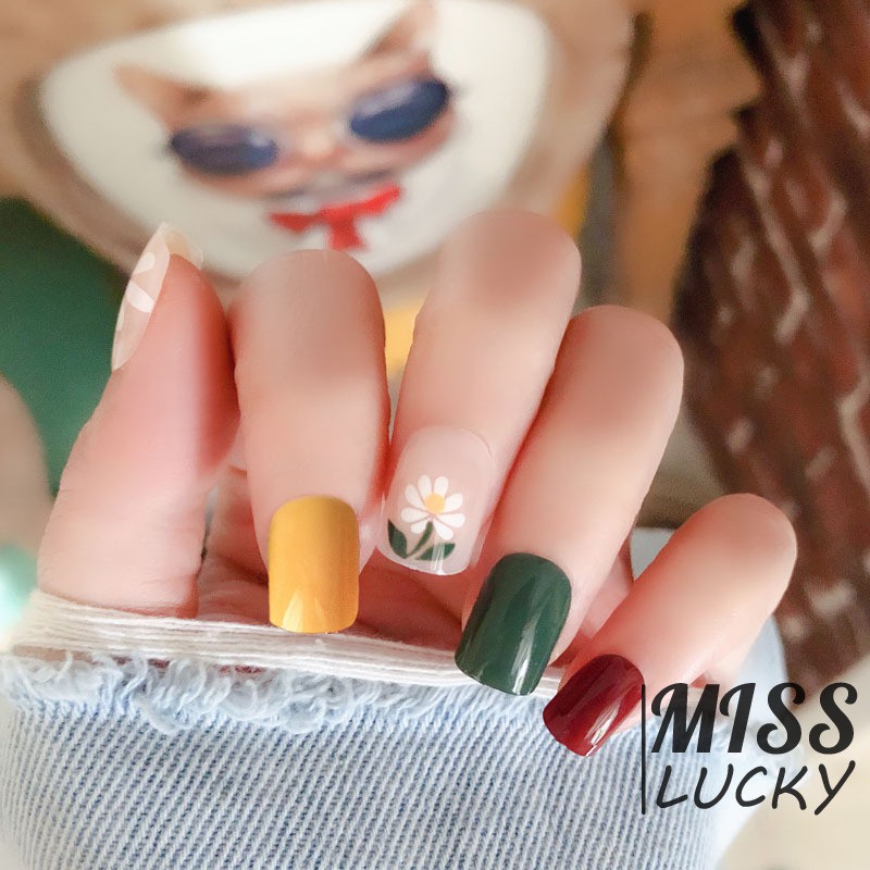 Móng tay giả có 4 màu dễ thương vẽ hoa xinh xắn làm đẹp cho bạn gái