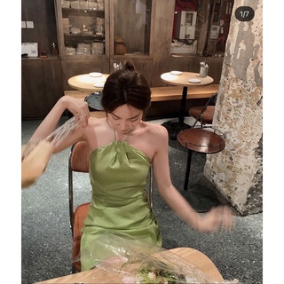 Đầm xanh lá cổ yếm