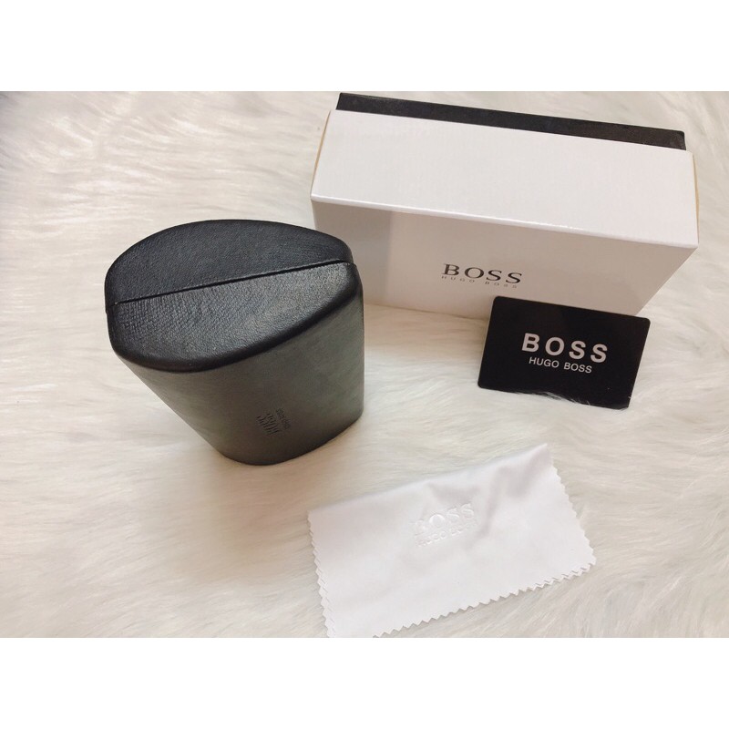 Hộp đựng kính Hugo Boss có thể đựng được kính to bản