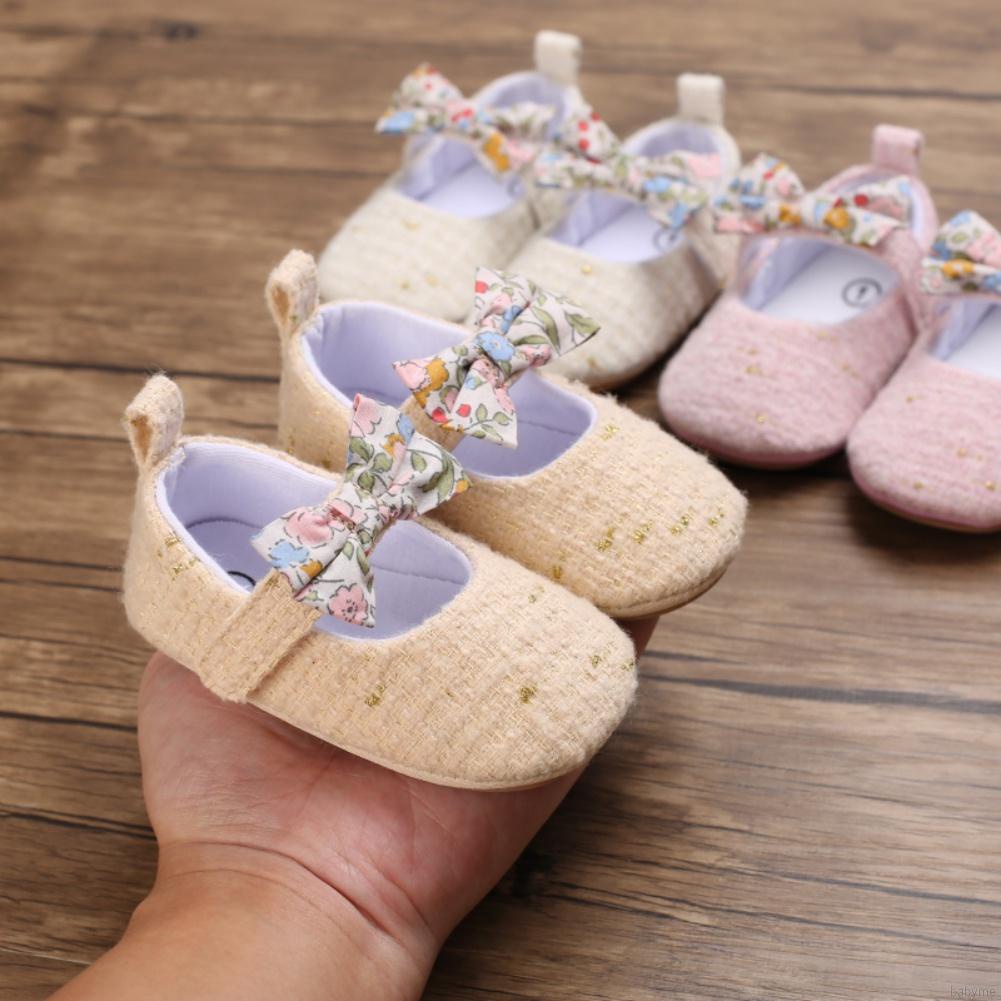 Giày Tập Đi Đế Mềm Chống Trượt Hoạ Tiết Hoa Cho Bé