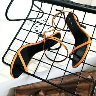 Giày cao gót đế nhọn màu trắng vàng đen