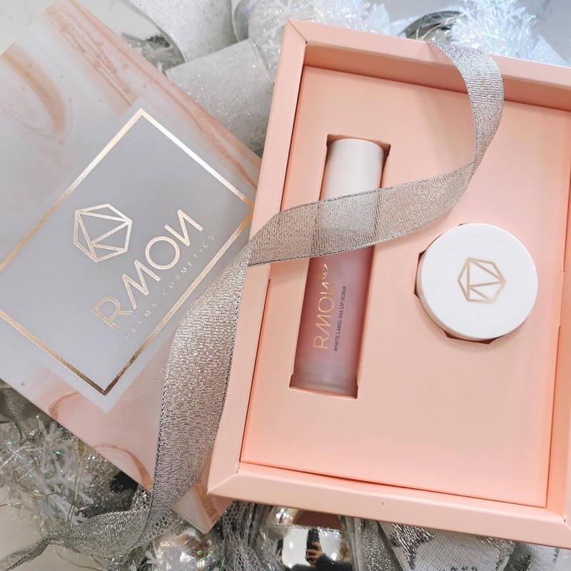 Set Tẩy da chết môi và son dưỡng ủ môi  𝐑𝐌𝐎𝐍 𝐖𝐇𝐈𝐓𝐄 𝐋𝐀𝐁𝐄𝐋 𝐃𝐈𝐀 𝐋𝐈𝐏 𝐒𝐂𝐑𝐔𝐁 &amp; 𝐋𝐈𝐏 𝐁𝐀𝐋𝐌.