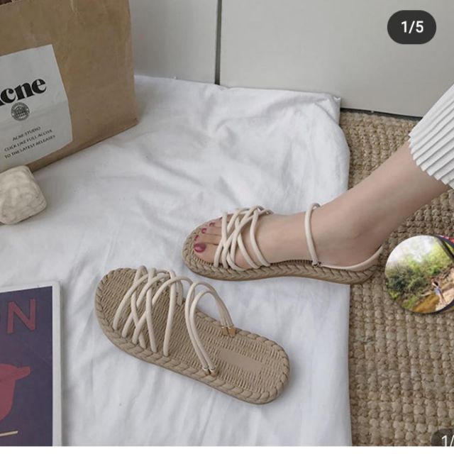 Sandal dây chéo