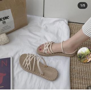 Sandal dây chéo