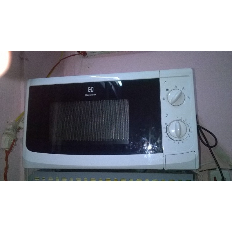 Đĩa lò vi sóng ELECTROLUX 20 lít EMM2001W chính hãng