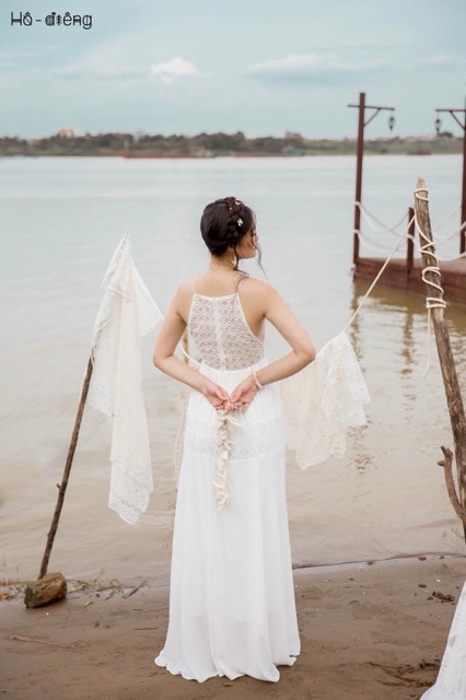 Đầm cưới cổ yếm dây