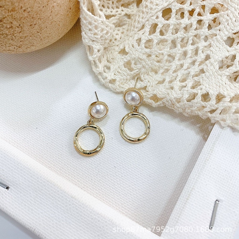 bông tai hạt châu nhân tạo và vòng tròn nhỏ xinh xắn