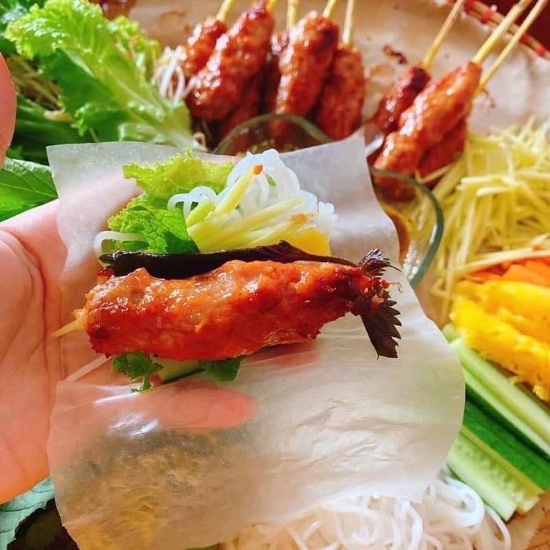 nem lụi Huế  CHUẨN HUẾ  500gr bọc xả thơm ngon kèm sốt chấm