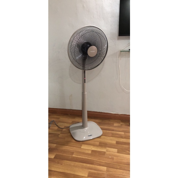 Quạt cây đứng Panasonic F-409KBE màu be ( 220V )