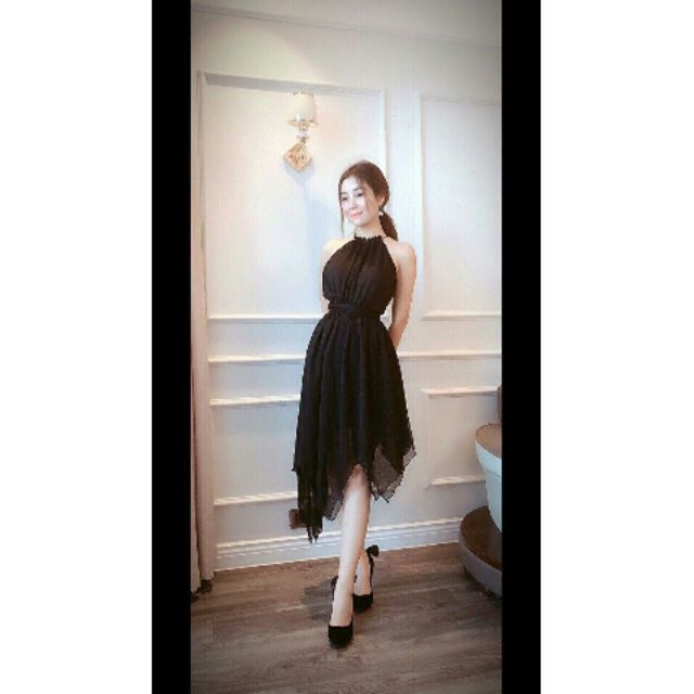 ĐẦM XÒE ĐEN CỔ YẾM