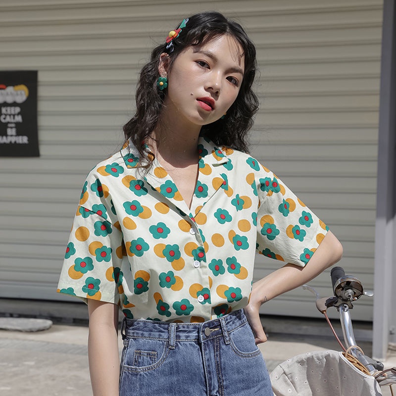 Áo sơ mi cổ đứng tay ngắn in phong cách Hồng Kông dành cho nữ