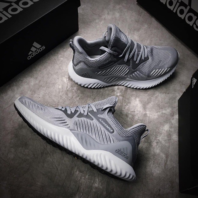 Video cận cảnh) Giày thể thao sneaker alphabounce xám đế trắng