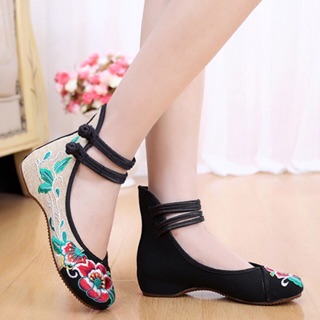 Giày vải thêu hoa ( có sẵn 1 e đỏ size 35,36,36,40. đen size 38,39)