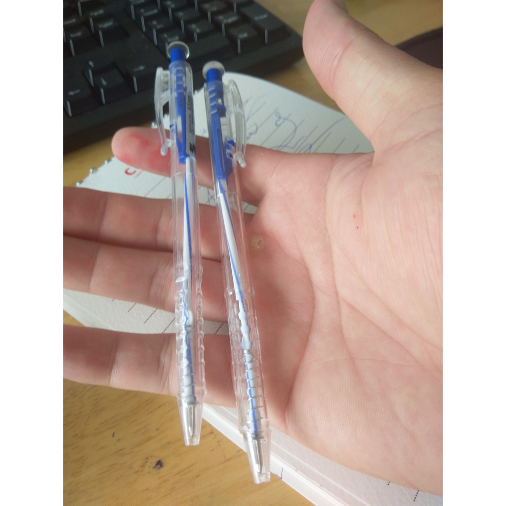 cây bút bi xanh ngòi nhỏ 0,7mm