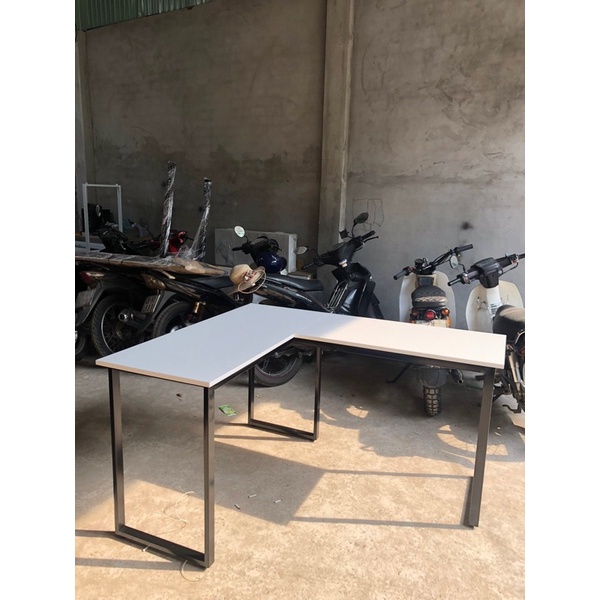 Bàn gaming , bàn làm việc , bàn góc L chân sắt sơn đen gỗ Mdf