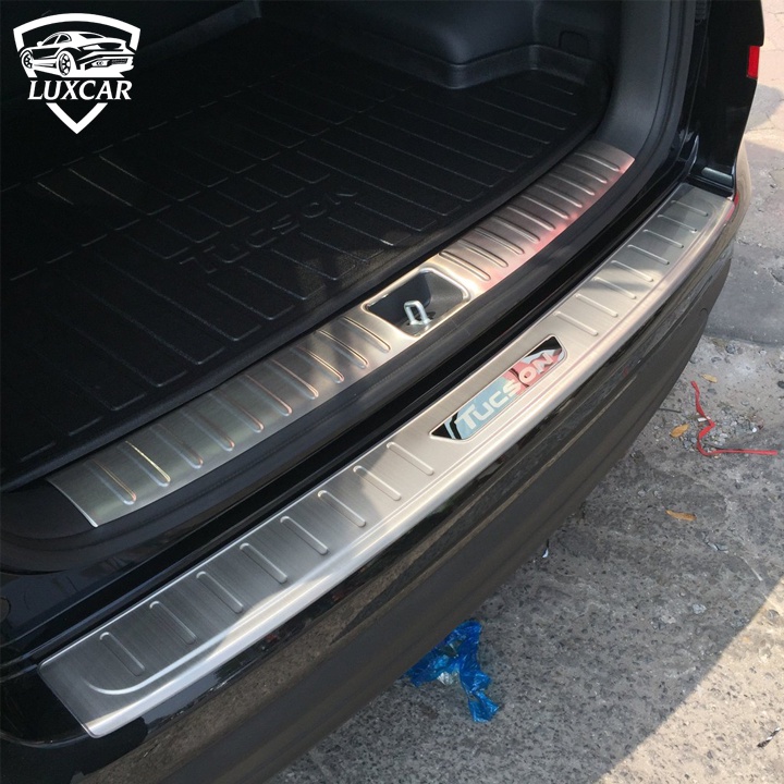 Ốp chống trầy xước cốp xe HYUNDAI TUCSON 2016-2021 | LUXCAR chất liệu INOX-TITAN cao cấp