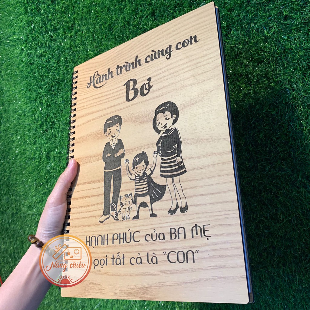 Nhật kí hành trình cùng con yêu size 20x30cm - Sổ tay bìa gỗ khắc hình ảnh gia đình hạnh phúc và khắc tên theo yêu cầu