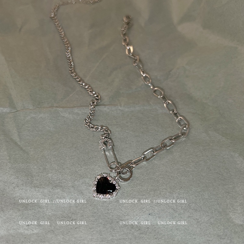 Vòng cổ Choker Mặt Trái Tim Màu Đen Thời Trang