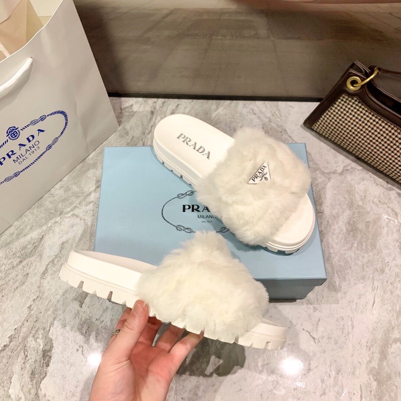 Dép thời trang nữ đế TPU chống trơn trượt quai ngang đính lông cừu prada