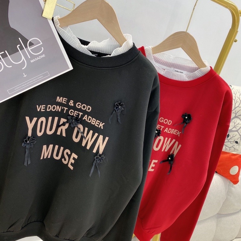 ÁO NỈ PHỐI CỔ REN TRẮNG CHỮ HOA NỔI SIÊU XINH | BigBuy360 - bigbuy360.vn