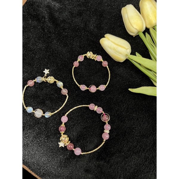 Vòng tay màu hồng mix charm