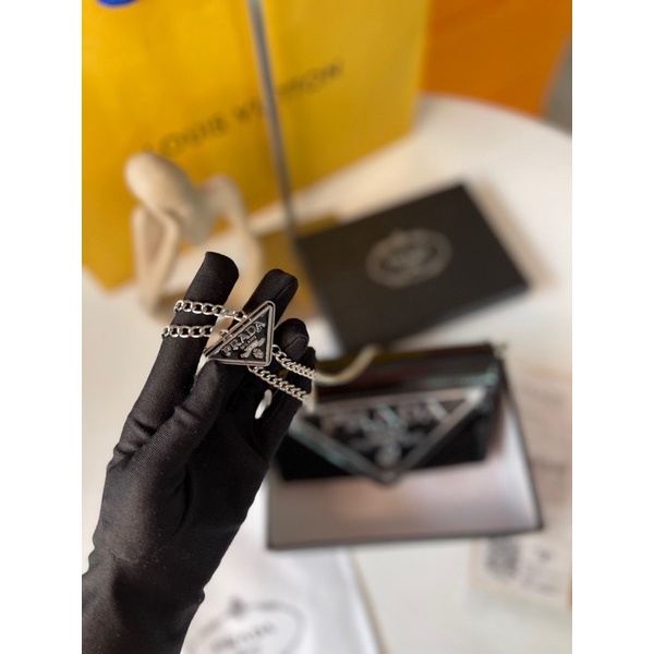 Túi xách prada da bóng dây xích ngọc trinh