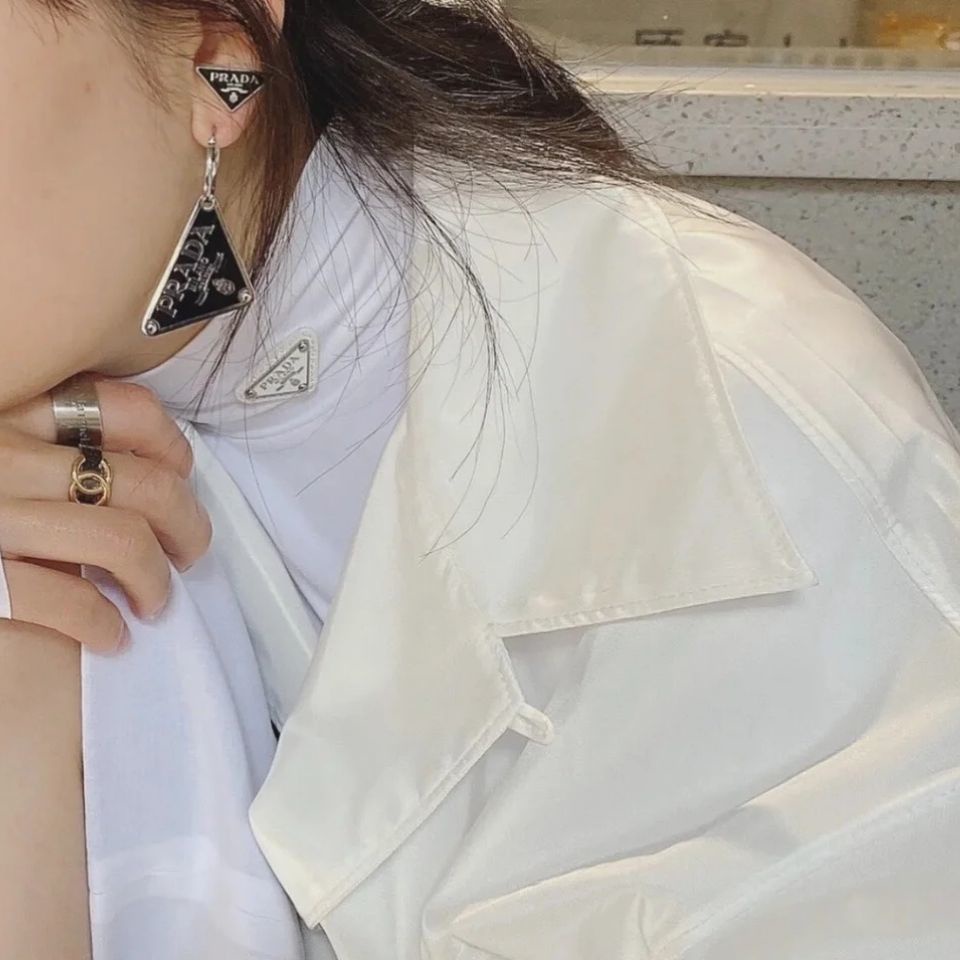 Khuyên Tai Tròn Bằng Thép Titan In Logo Prada Thời Trang Cho Nữ