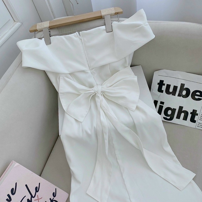 Đầm trắng body đuôi cá trễ vai nơ sau lưng