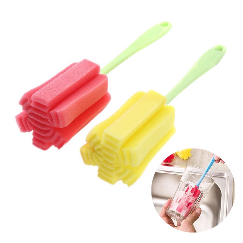 Bàn chải bọt biển dùng lau chùi với ly thủy tinh dùng trong nhà bếp