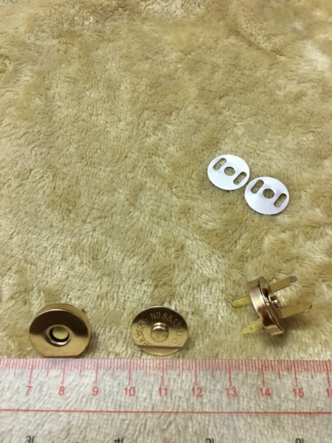 Pk: Nút hít nam châm